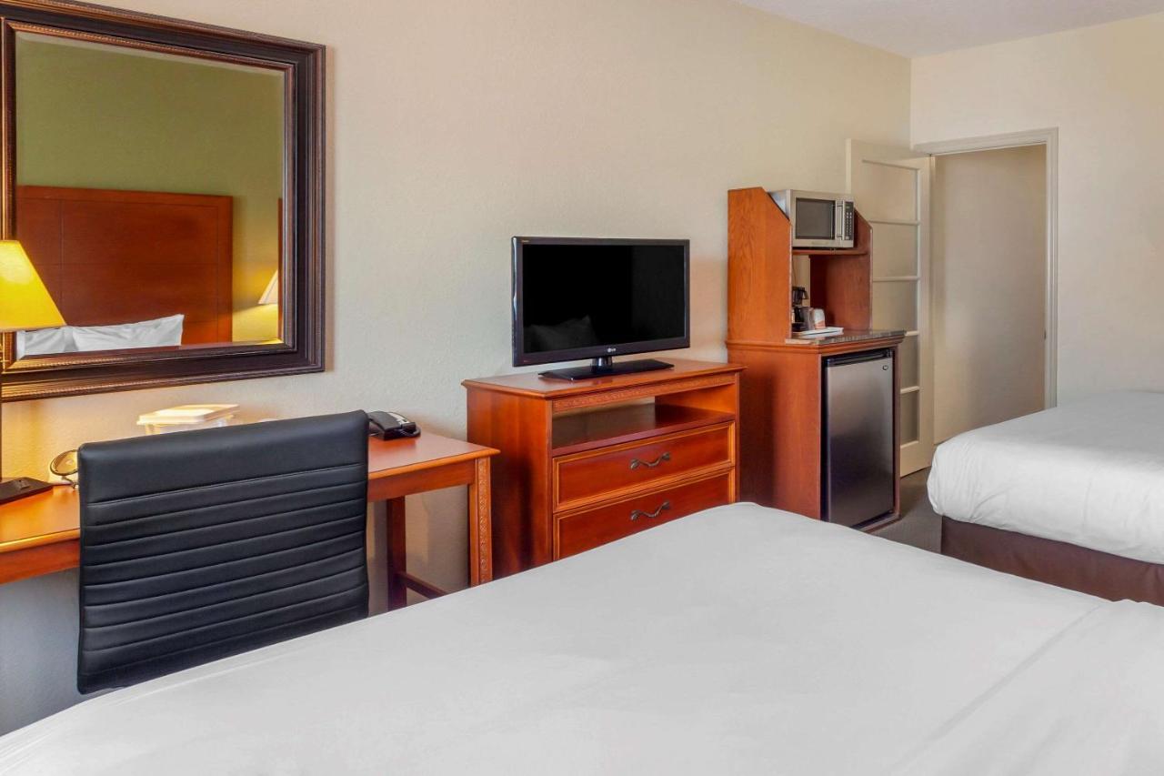Comfort Inn & Suites Thousand Islands Harbour District Gananoque Exterior foto